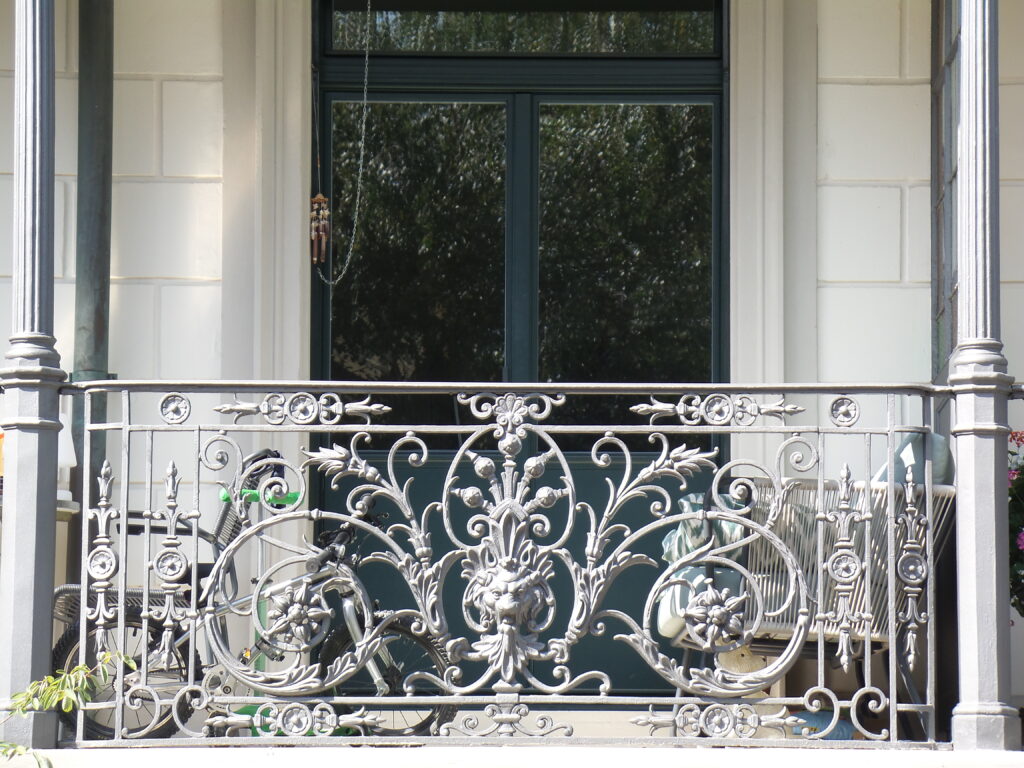 Balkon mit verziertem grauem Löwenmuster mit Gelände