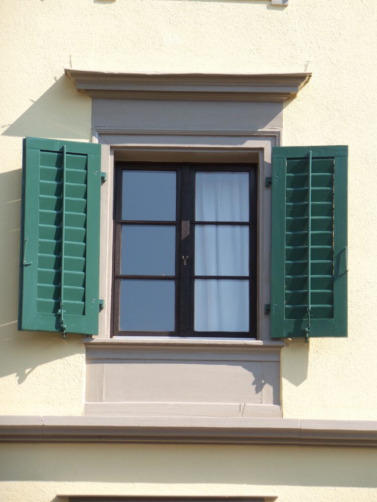 Fenster mit grünen Klappen